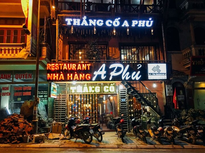 Nhà hàng A Phủ nằm ngay trung tâm Sa Pa, rất thuận lợi ăn uống kết hợp tham quan