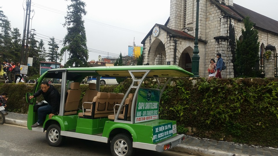 Du khách nên di chuyển bằng xe điện hoặc đi bộ để có thể di chuyển nhanh chóng hơn