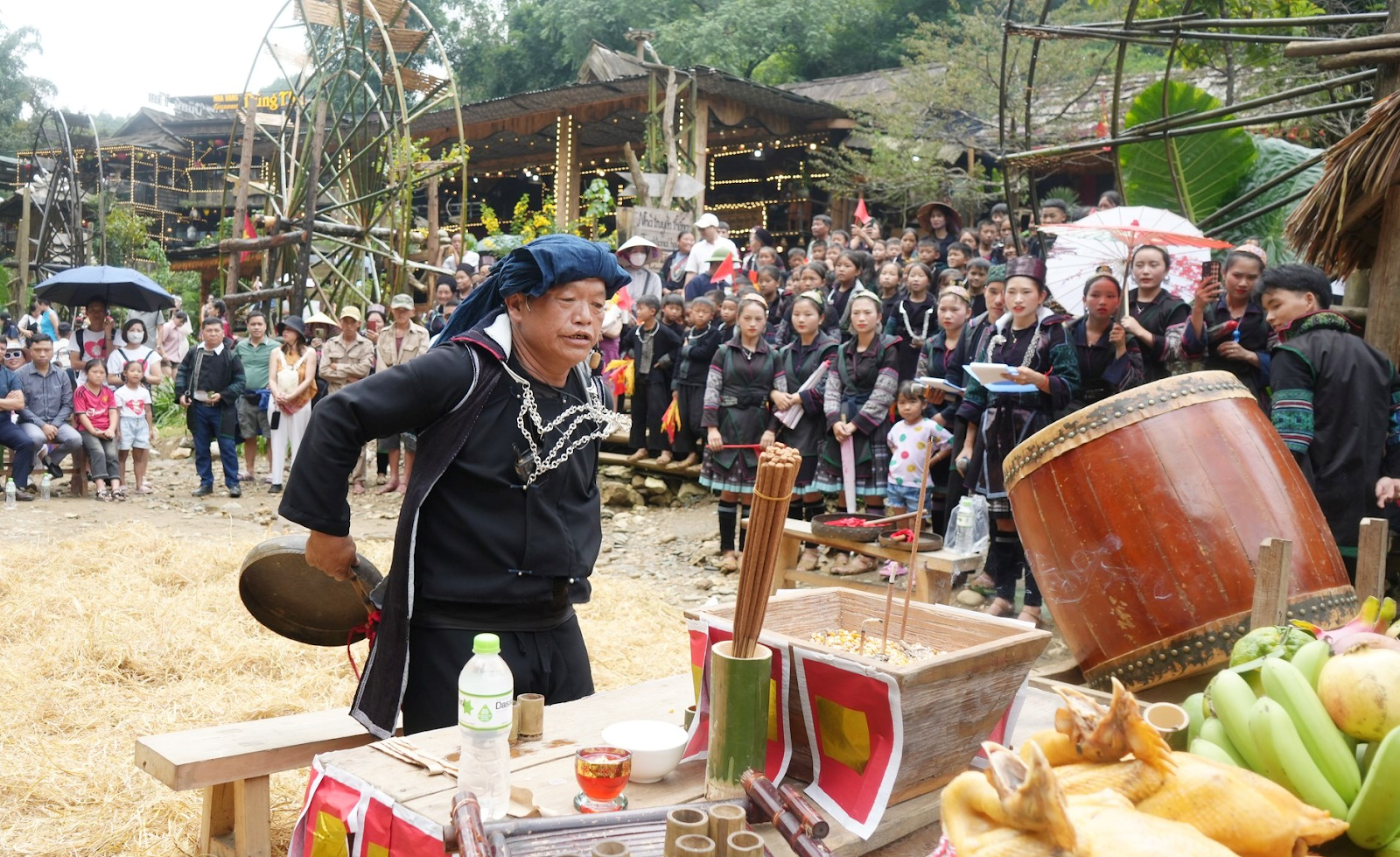Người dân tại Bản Cát Cát cùng nghi lễ ăn mừng Tết Nguyên đán