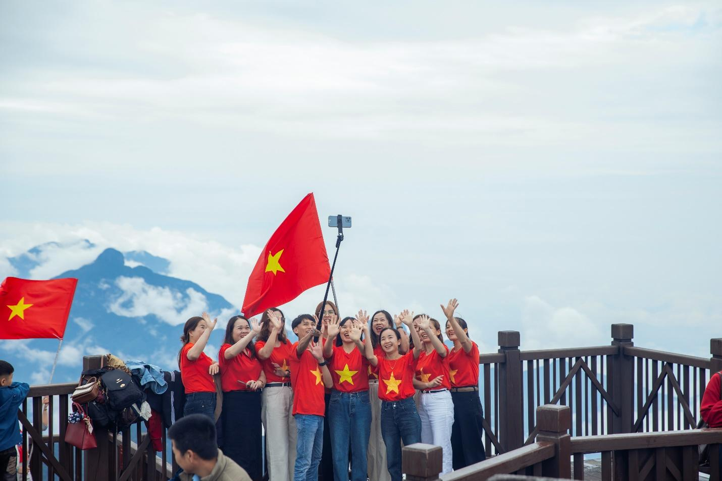 Du khách đi theo tour chỉ cần chi trả chi phí trọn gói mà không cần phải lo nghĩ gì trong suốt chuyến đi