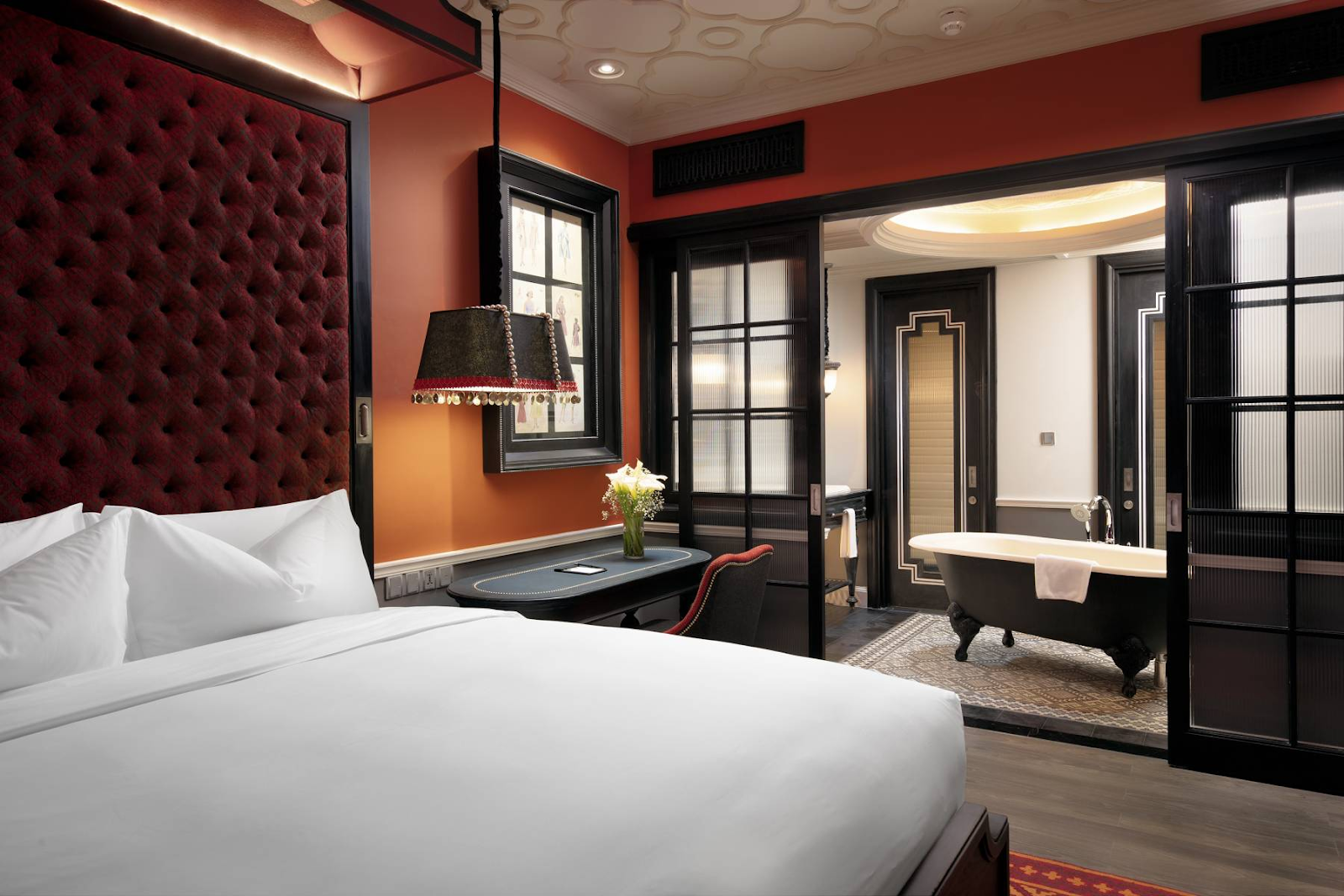 Du khách nên đặt khách sạn từ trước 1 - 2 tháng để có thể đặt được hạng phòng như mong muốn