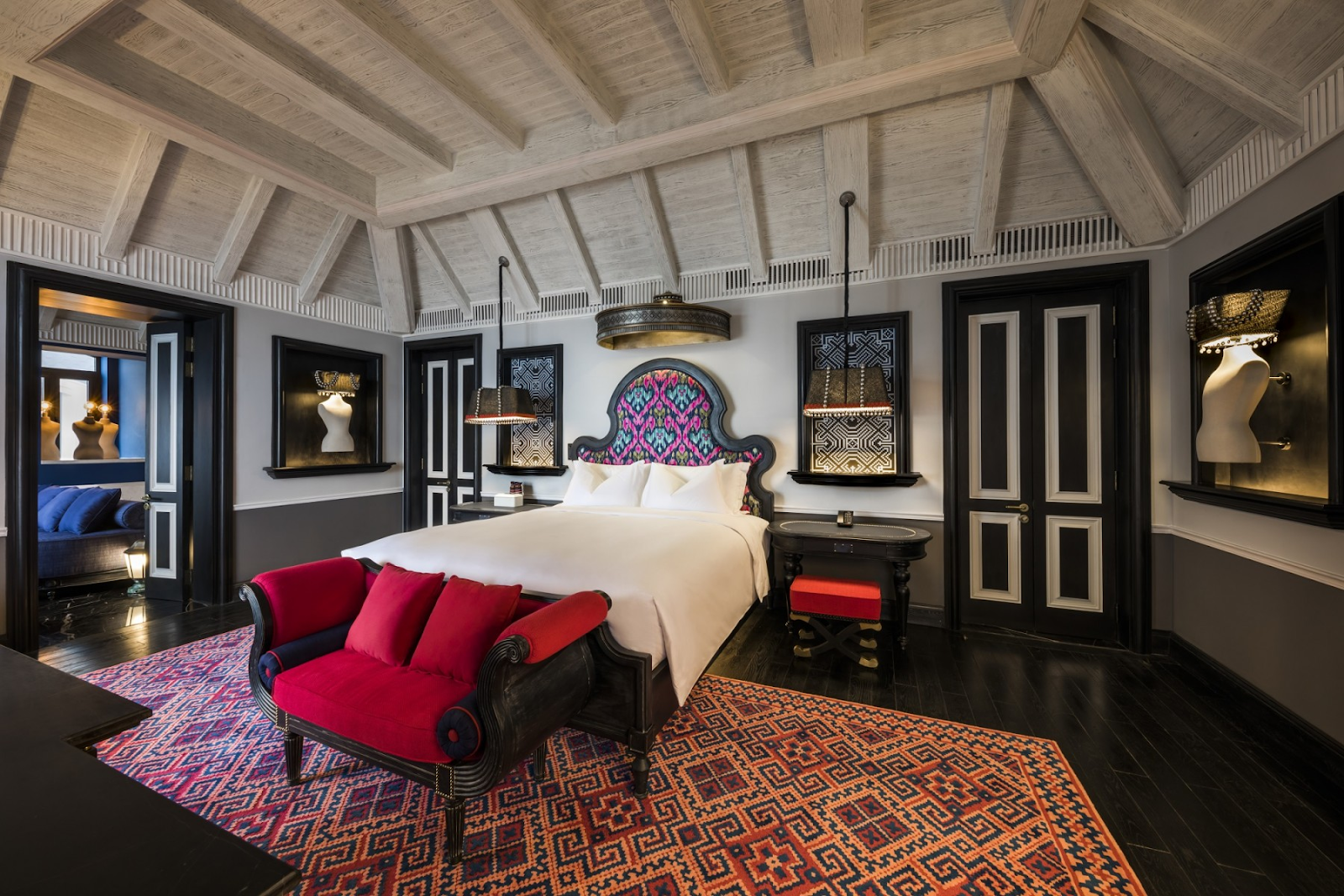 Hạng phòng Executive Suite sở hữu thiết kế xa hoa với tông màu hồng đậm