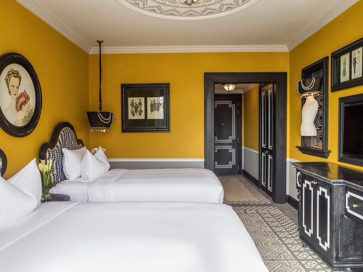 Hạng phòng Classic với tông màu vàng mù tạt đặc trưng thời Đông Dương