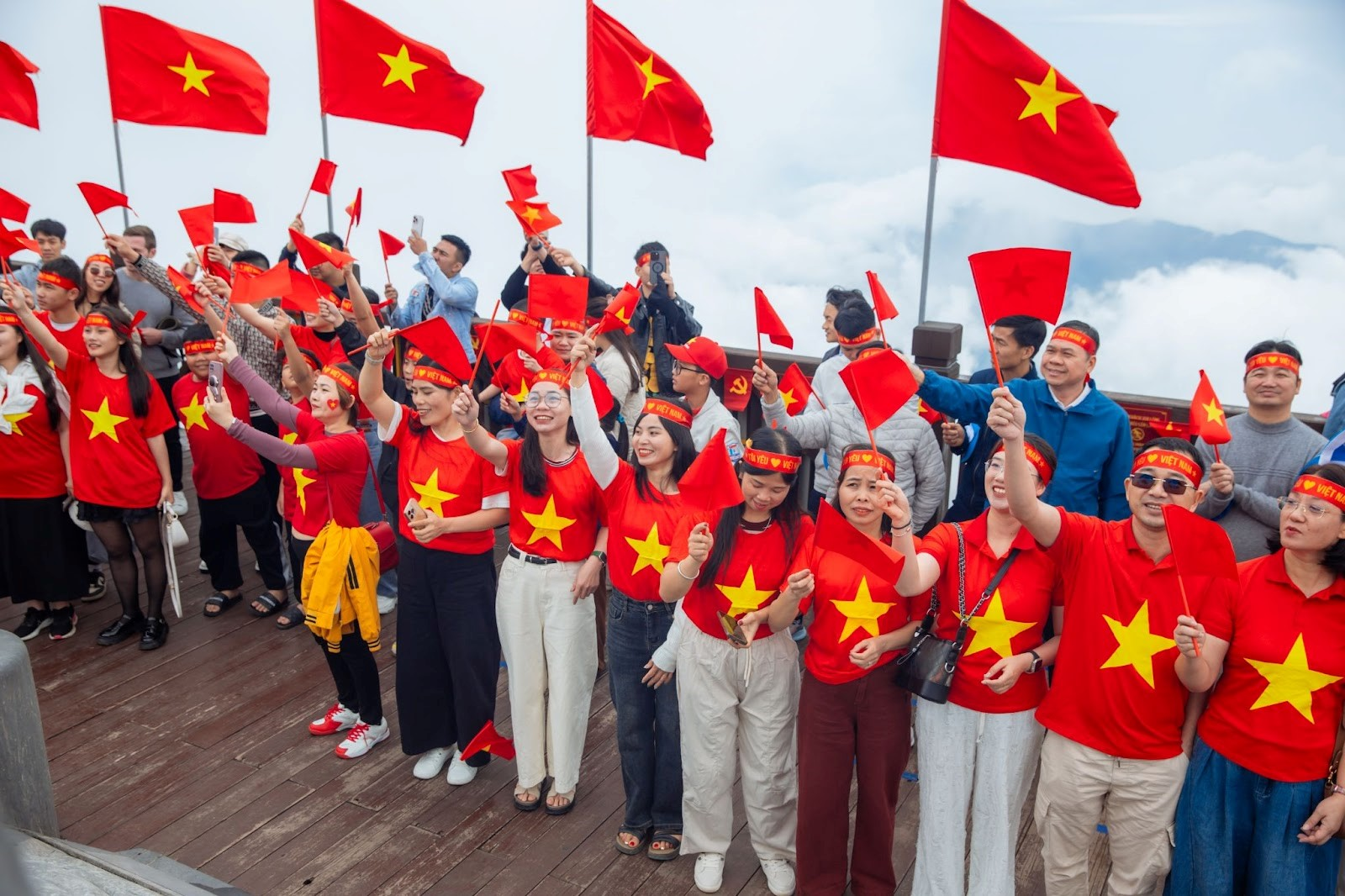 Không gian ngập tràn cờ đỏ sao vàng trên đỉnh Fansipan vào dịp 30/4