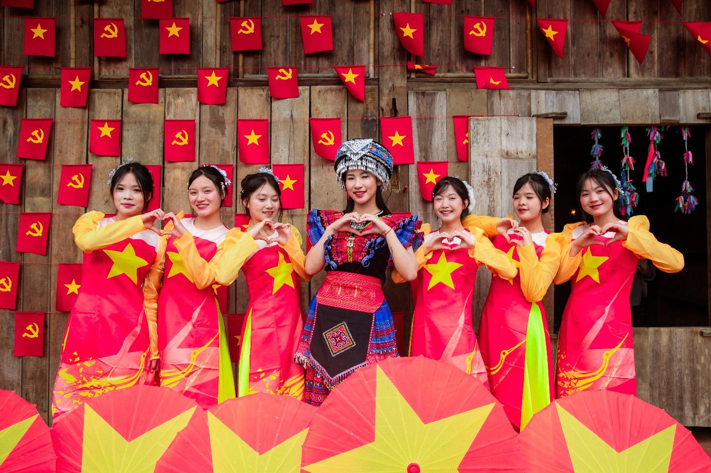 Không gian ngập tràn sắc cờ đỏ sao vàng tại Sun World Fansipan Legend vào dịp 30/4