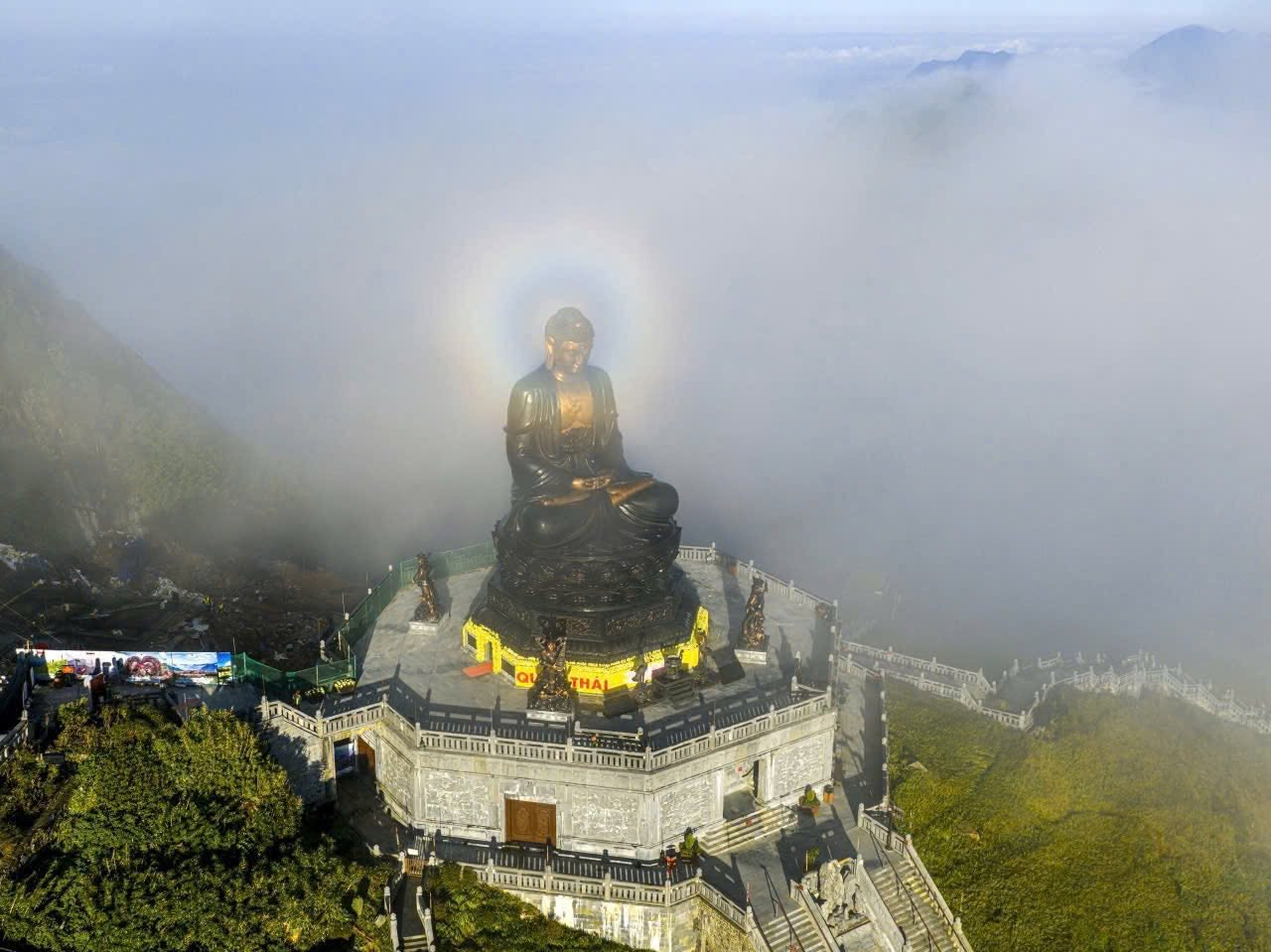Quần thể văn hóa tâm linh trên đỉnh Fansipan mang đến không gian thanh tịnh giữa mây trời Tây Bắc.