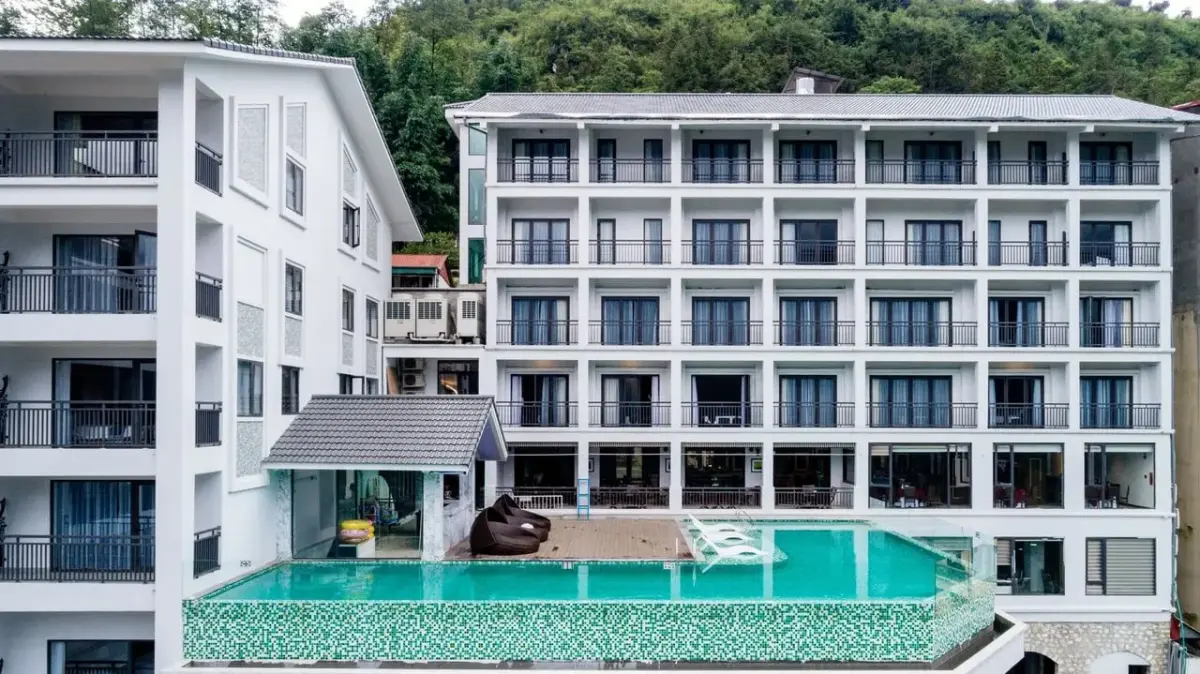 Hồ bơi vô cực nước nóng tại Bamboo Sapa Hotel mở ra khung cảnh thơ mộng của Sa Pa và núi rừng phía xa.