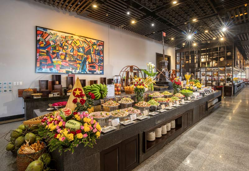 Buffet Vân Sam phục vụ đa dạng món ăn từ đặc sản Tây Bắc đến ẩm thực Á – Âu, đáp ứng nhiều khẩu vị của du khách