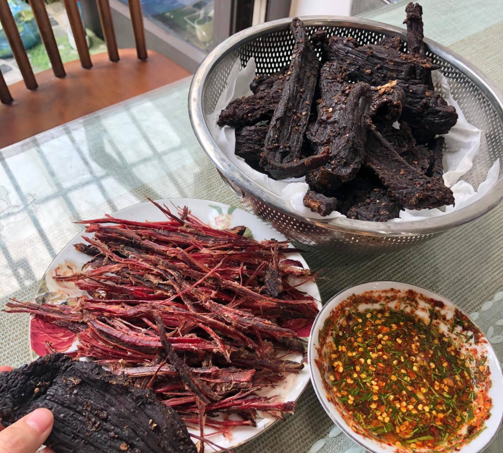 Thịt trâu gác bếp với từng thớ thịt săn chắc và hương khói đặc trưng là món quà gợi nhớ rõ nét đến ẩm thực Tây Bắc. (Nguồn: Sưu tầm)