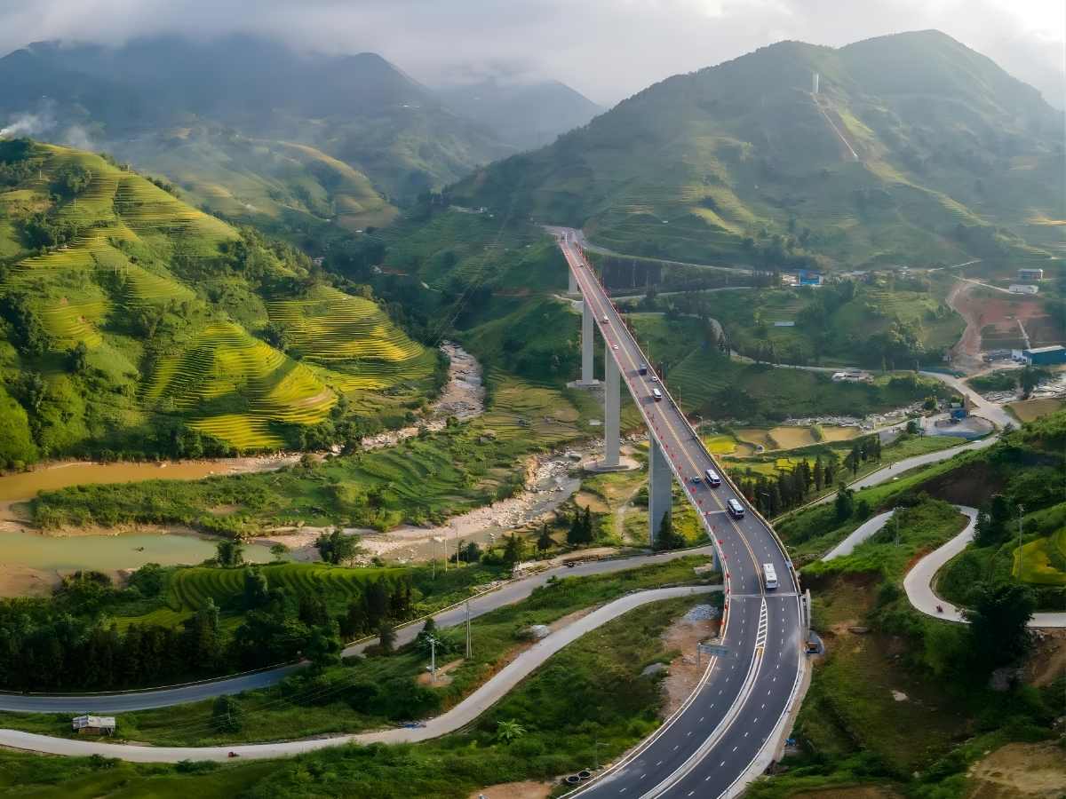 Tuyến đường từ Hưng Yên đến Sa Pa dài hàng trăm kilômét qua địa hình núi đồi Tây Bắc quanh co. (Nguồn: Sưu tầm)