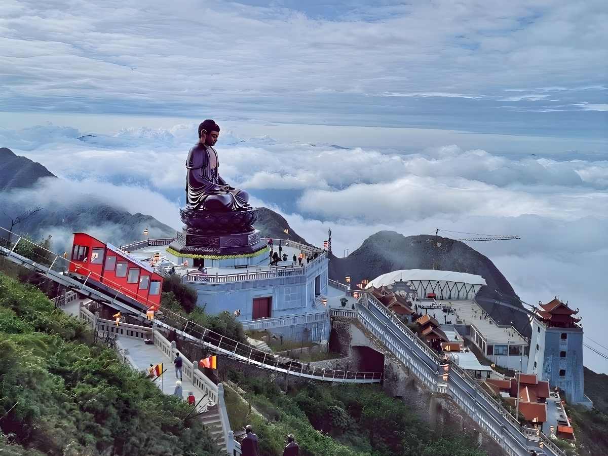 Đỉnh Fansipan cao 3.143 mét nổi bật với cảnh quan biển mây và hệ thống cáp treo thu hút du khách. (Nguồn: Sưu tầm)