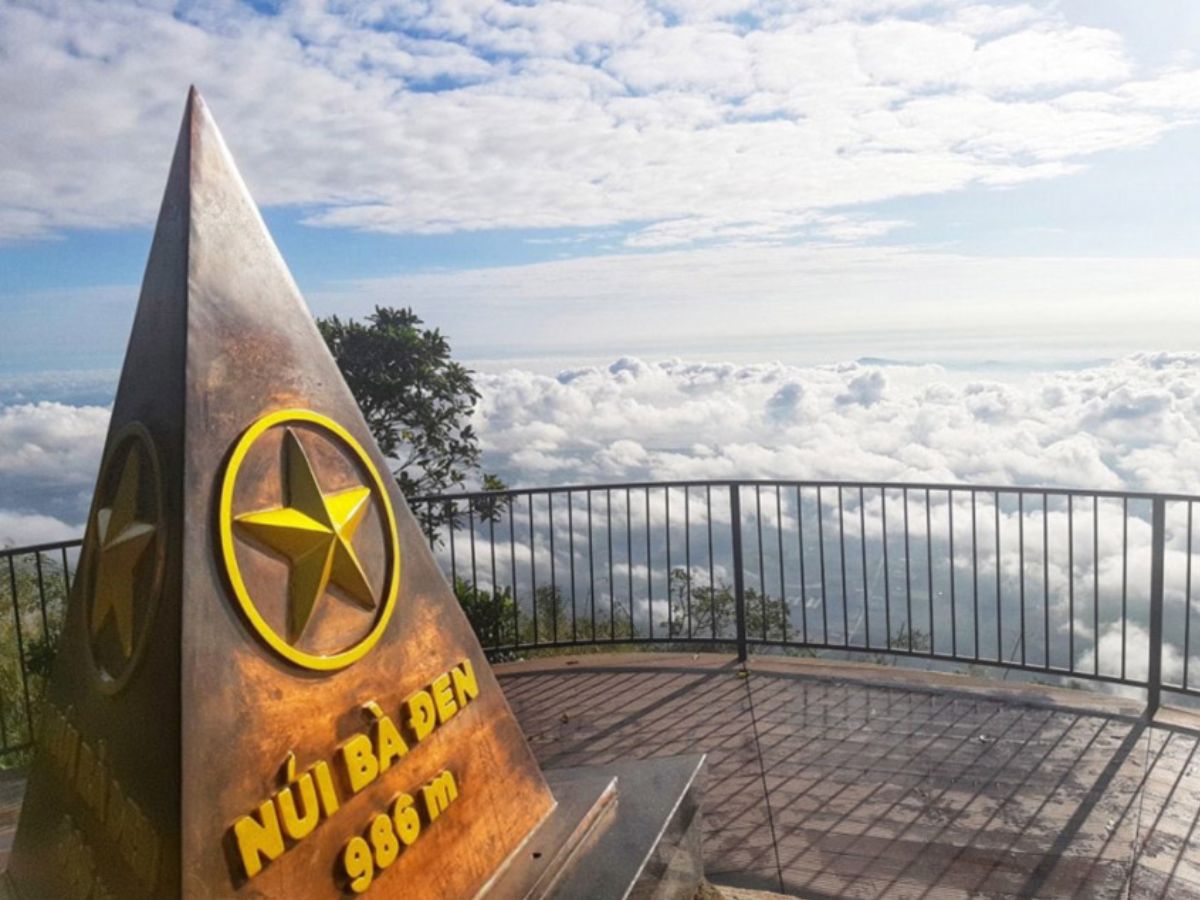 02-cot-moc-nui-ba-den-dia-diem-san-may-tuyet-voi.jpg