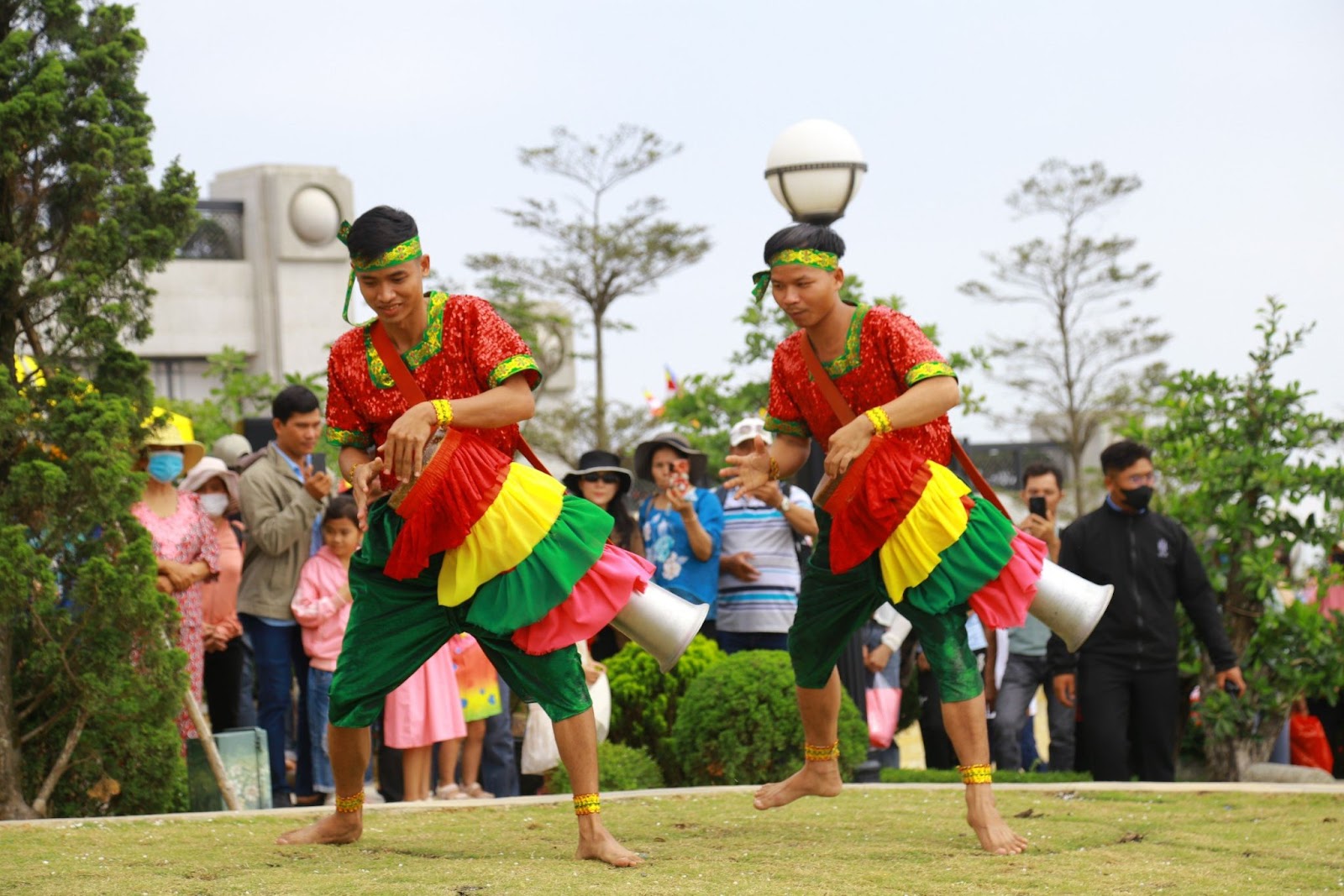 Trình diễn múa trống Chhay dăm trên đỉnh Núi Bà Đen