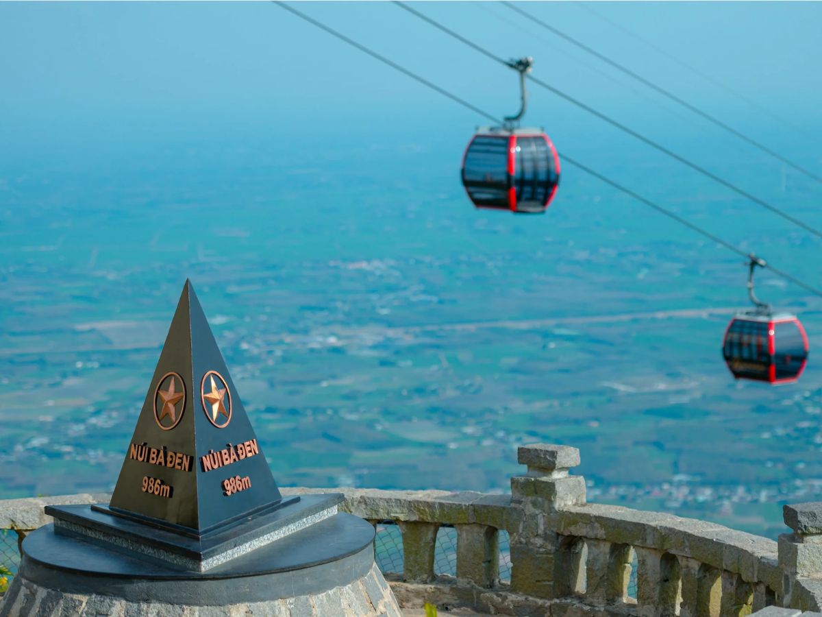 Khám phá đỉnh núi Bà Đen - “nóc nhà Nam Bộ” với cáp treo hiện đại