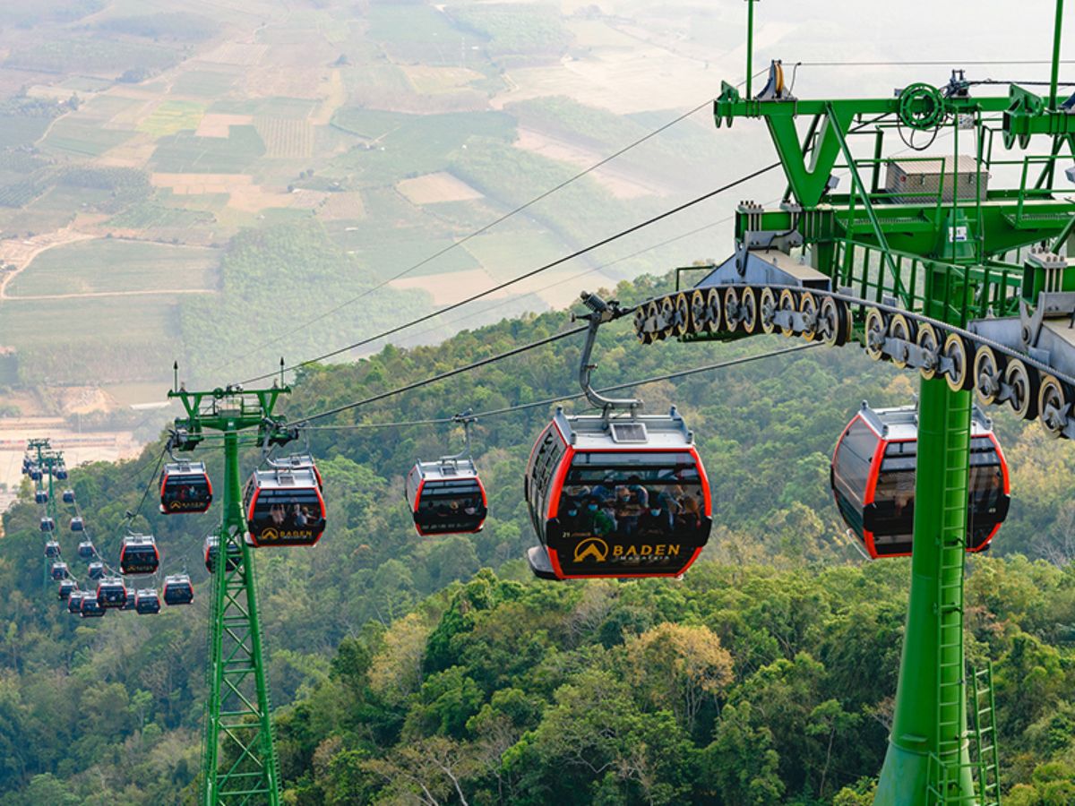 Chinh phục núi Bà Đen cao 986 m với hệ thống cáp treo chỉ trong 8 - 11 phút