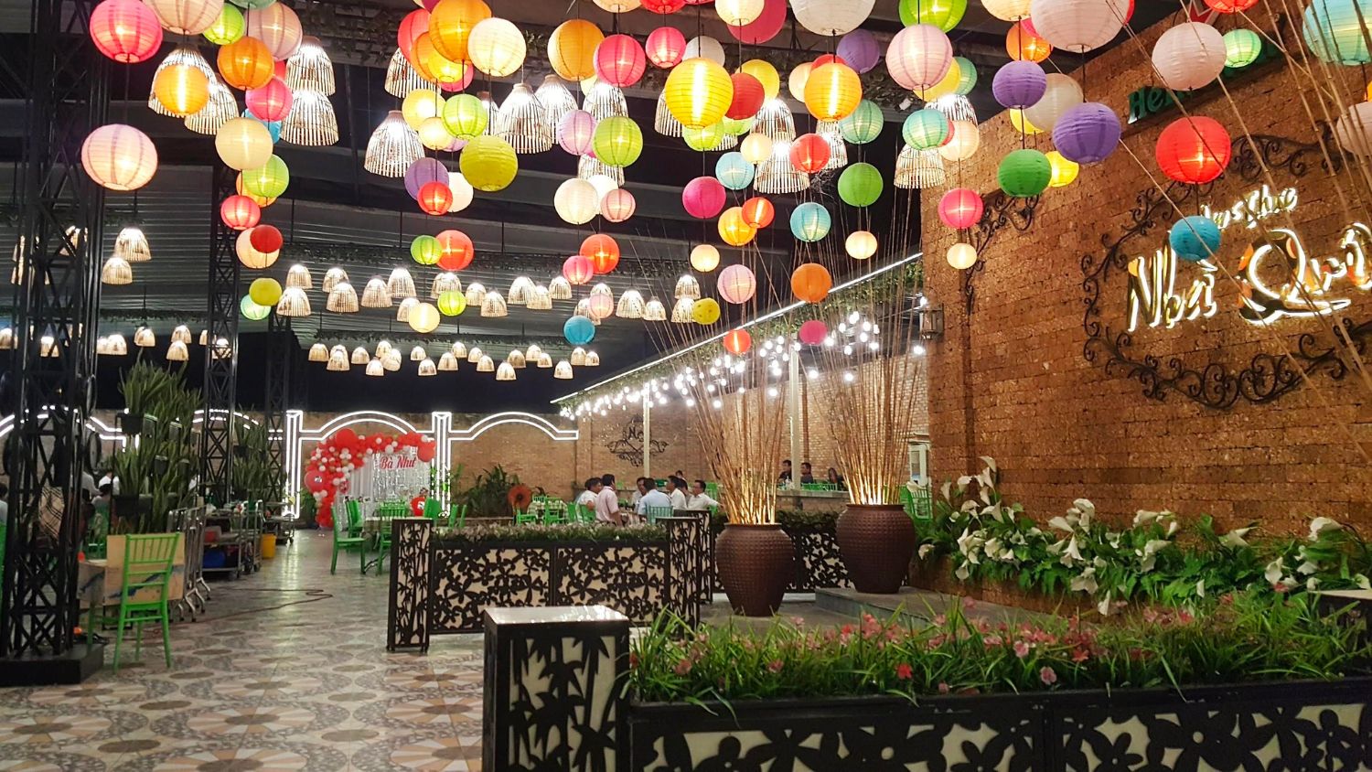 Nhà hàng sở hữu không gian rộng rãi, thiết kế gần gũi tạo cảm giác thư thái, dễ chịu.