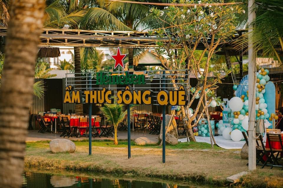 Nhà hàng chuyên các món đặc sản, ngoài ra còn có dịch vụ tổ chức tiệc.