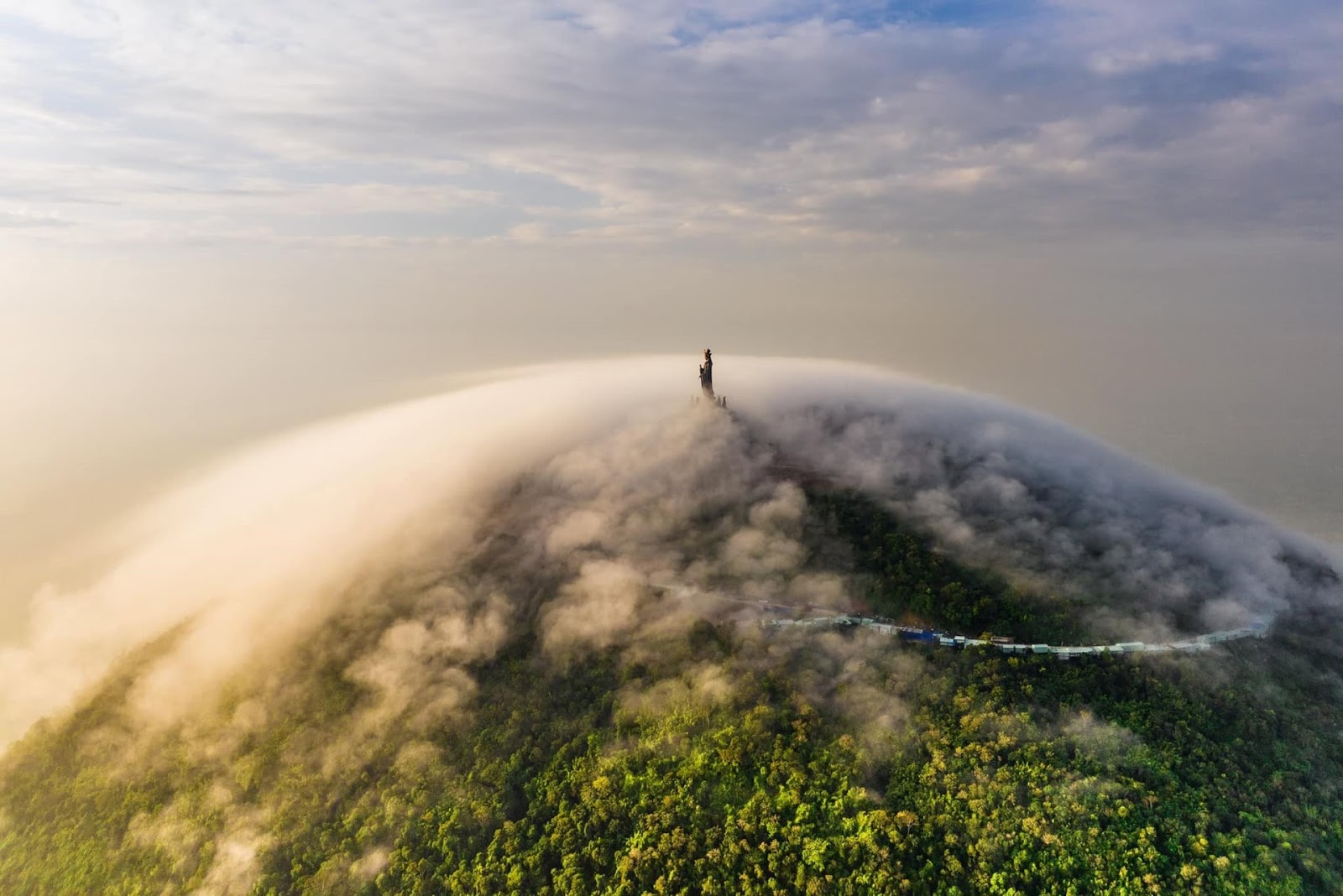 Đỉnh thiêng núi Bà Đen huyền ảo trong làn mây