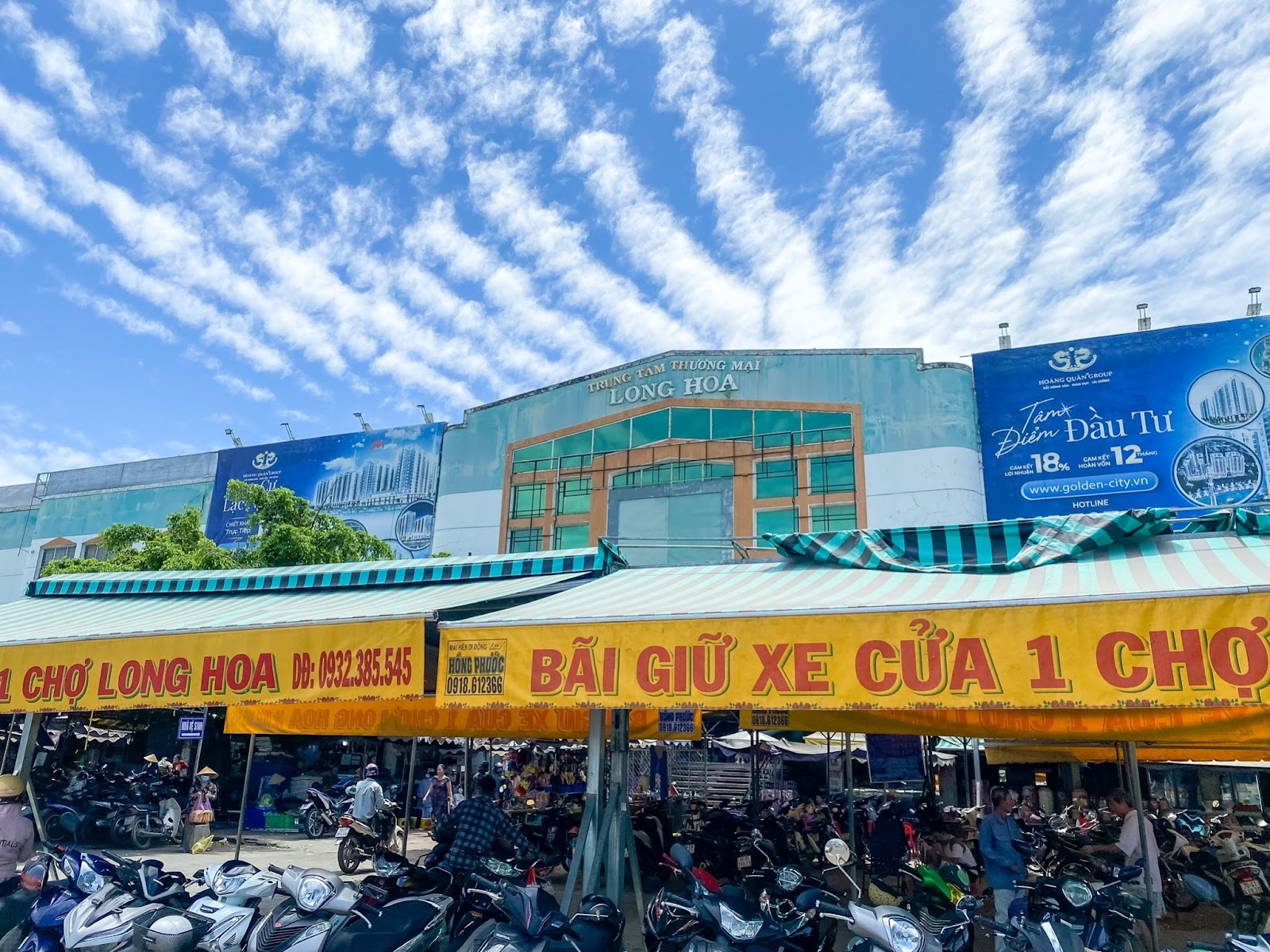 Du khách có thể ghé chợ Long Hoa để khám phá đặc trưng ẩm thực Tây Ninh