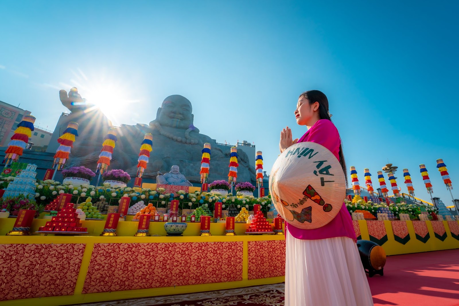 Chiêm bái Tôn tượng Bồ Tát Di Lặc cầu an lạc, hạnh phúc.