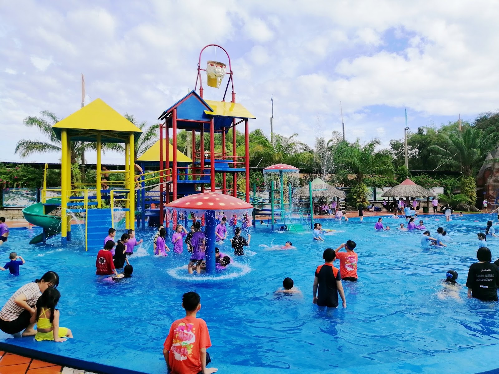 Đắm mình trong những trò chơi nước vui bất tận.