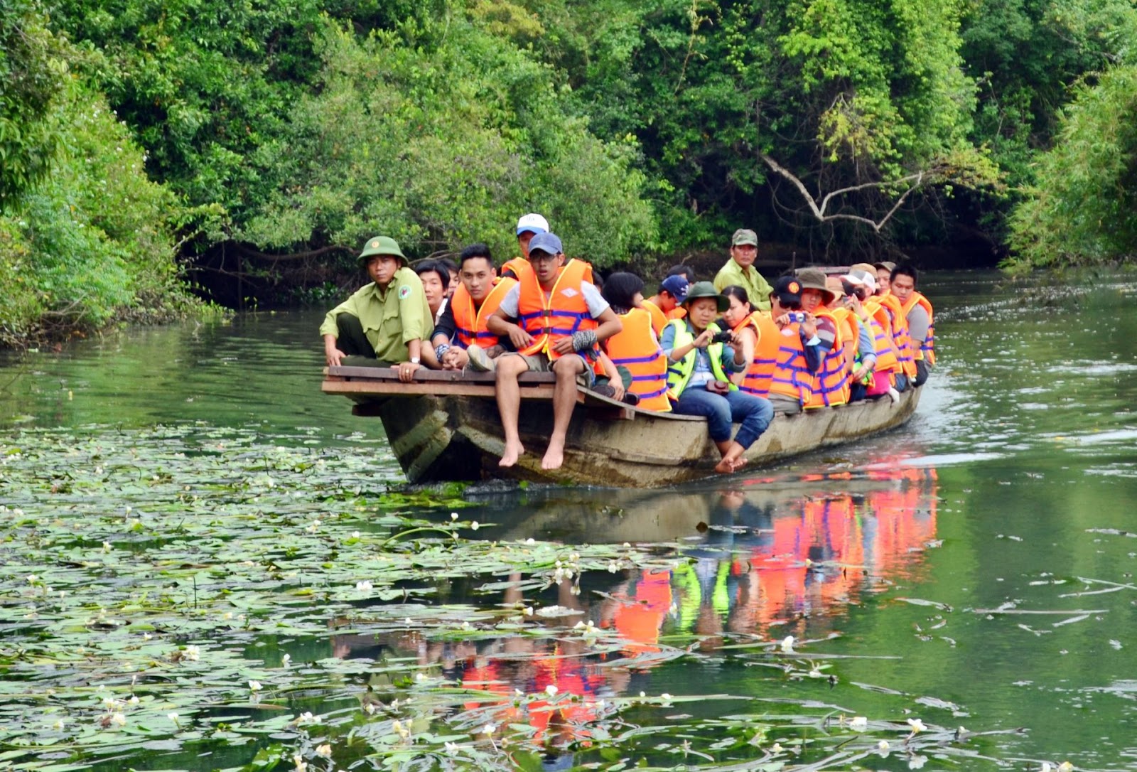 Tham quan vườn quốc gia Lò Gò - Xa Mát trên thuyền.