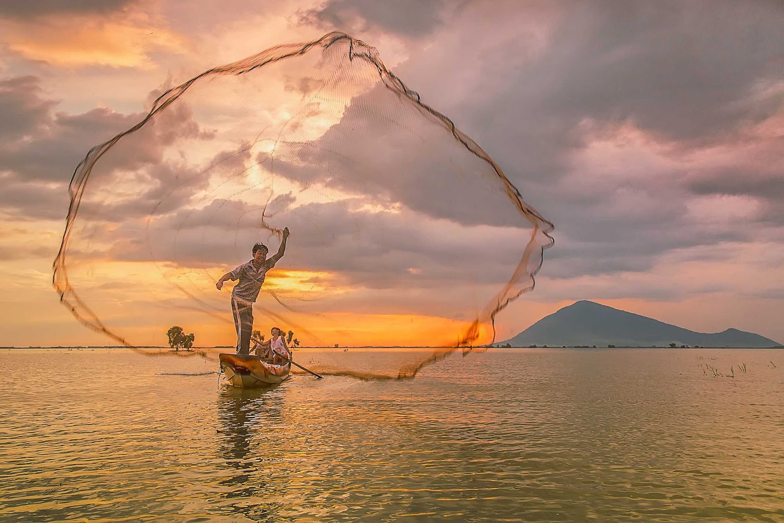 Vẻ đẹp yên bình của người ngư dân đánh cá tại hồ Dầu Tiếng.