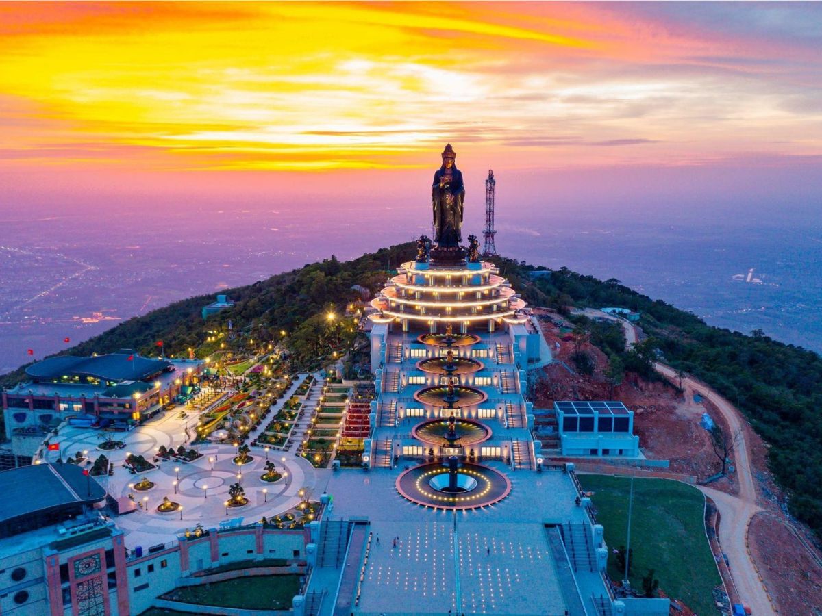 Du lịch khám phá núi Bà Đen kết hợp thưởng thức đặc sản bánh canh Trảng Bàng.