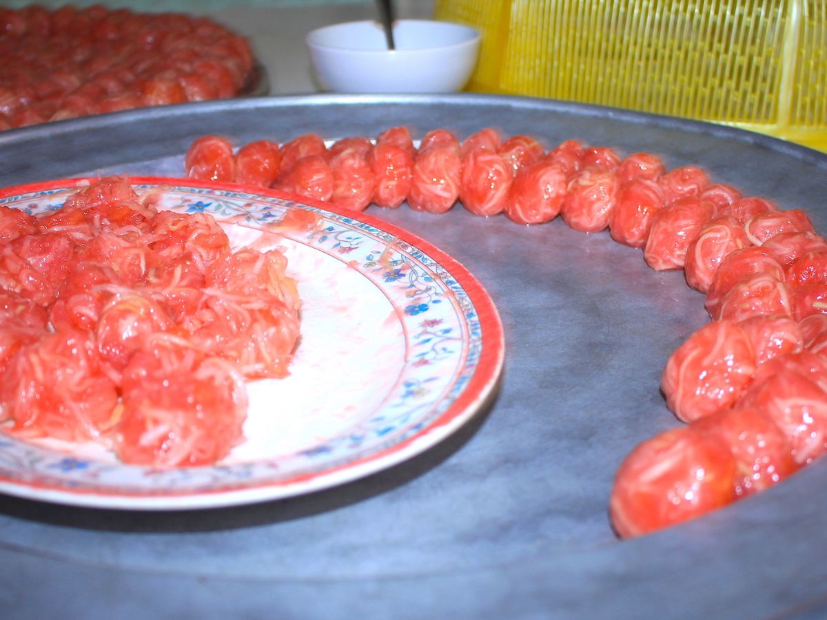 Nem bưởi kết hợp giữa vỏ bưởi, đu đủ, khế chua, gia vị truyền thống.