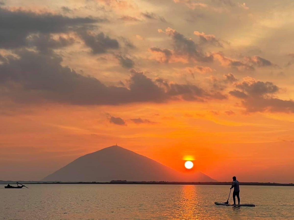 Hồ Dầu Tiếng là khu du lịch sinh thái nổi tiếng.