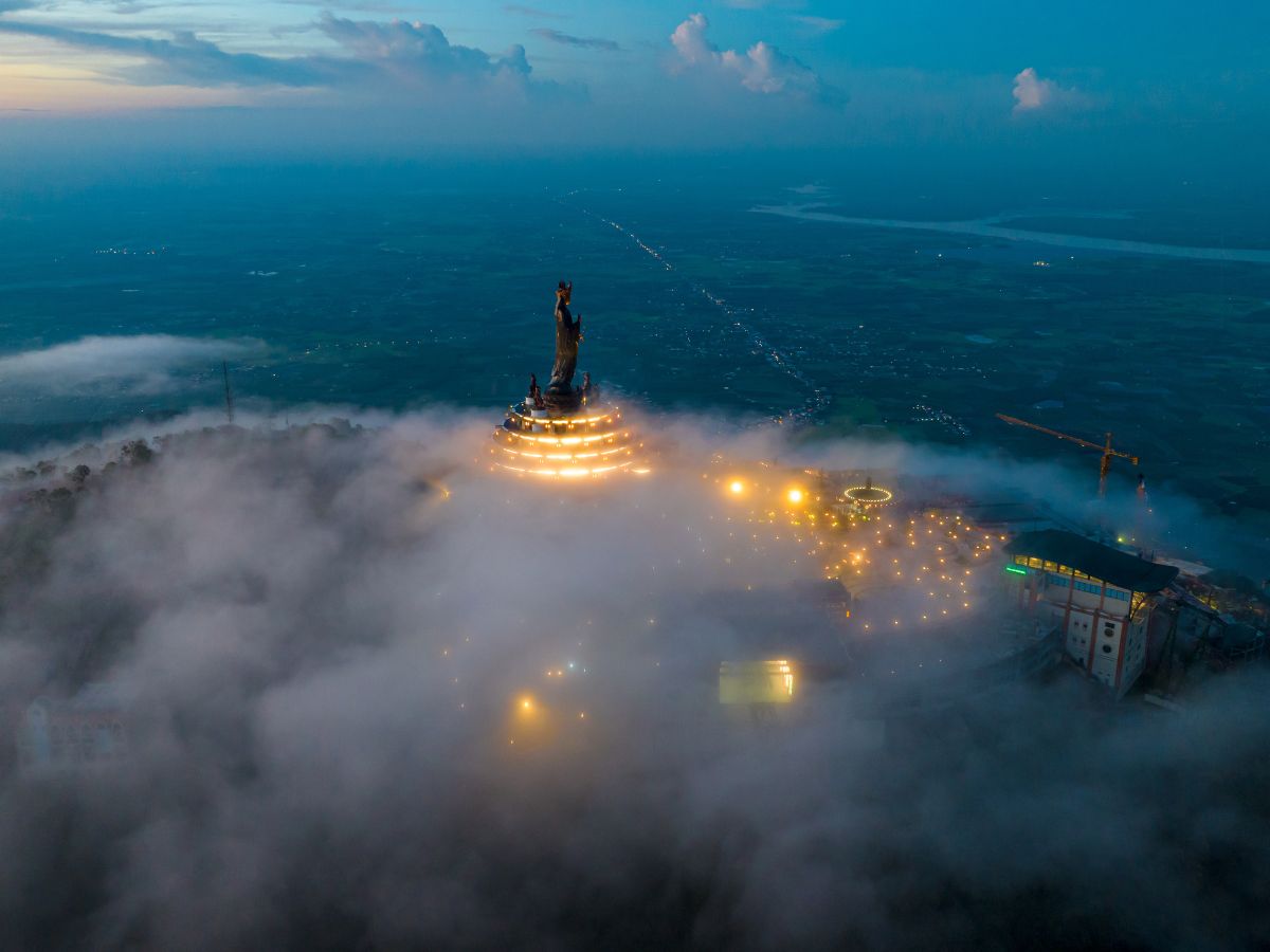 Hình ảnh núi Bà Đen bao quanh bởi những đám mây.