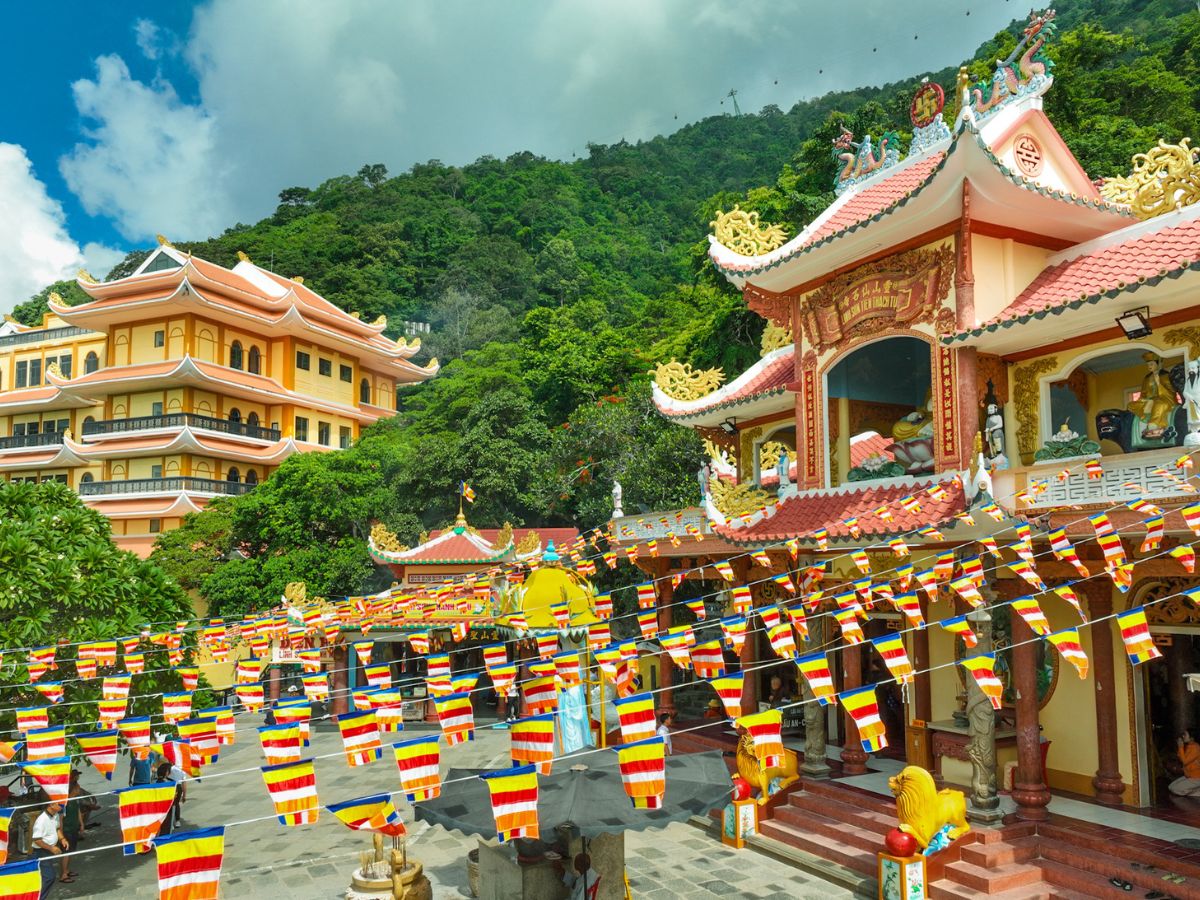 Quần thể chùa trên núi Bà Đen thu hút nhiều du khách và phật tử khắp nơi đến chiêm bái.
