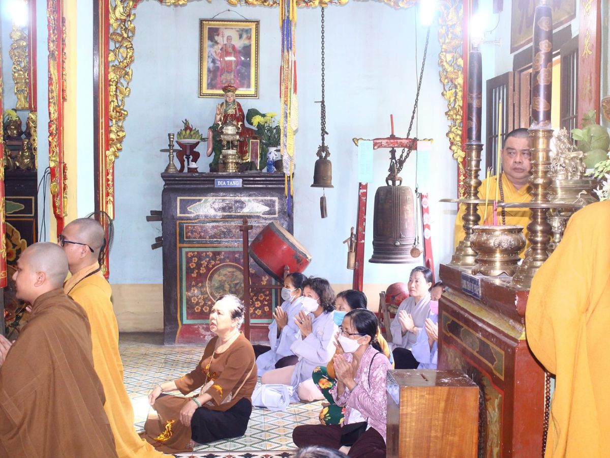 Du khách nên mặc trang phục nhã nhặn khi viếng cảnh chùa Phước Lưu