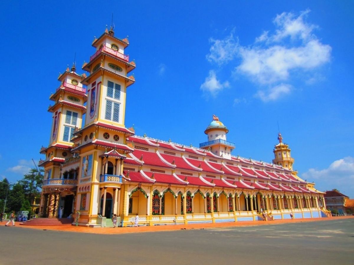 Tòa Thánh Cao Đài là điểm check in quen thuộc của nhiều du khách.
