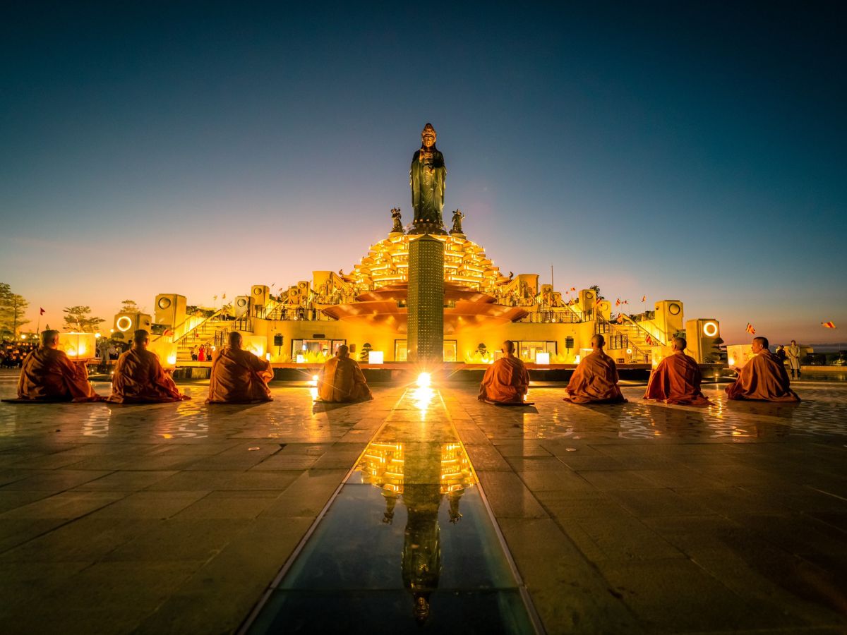 Đại lễ Vesak là sự kiện quan trọng, thu hút nhiều phật tử và du khách tới núi Bà Đen.