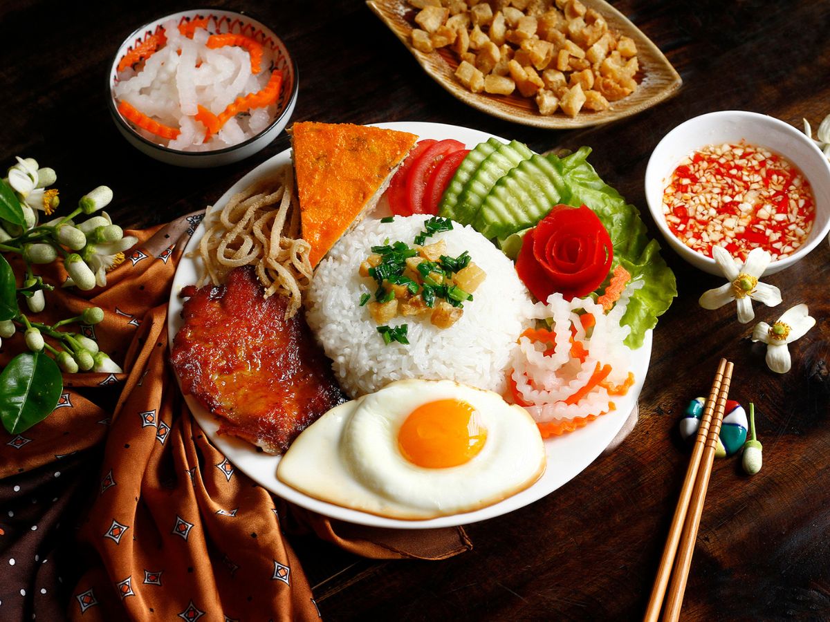 ​​​​​​​Cơm tấm là lựa chọn ăn trưa Tây Ninh phổ biến, mang đậm hương vị đất thánh.