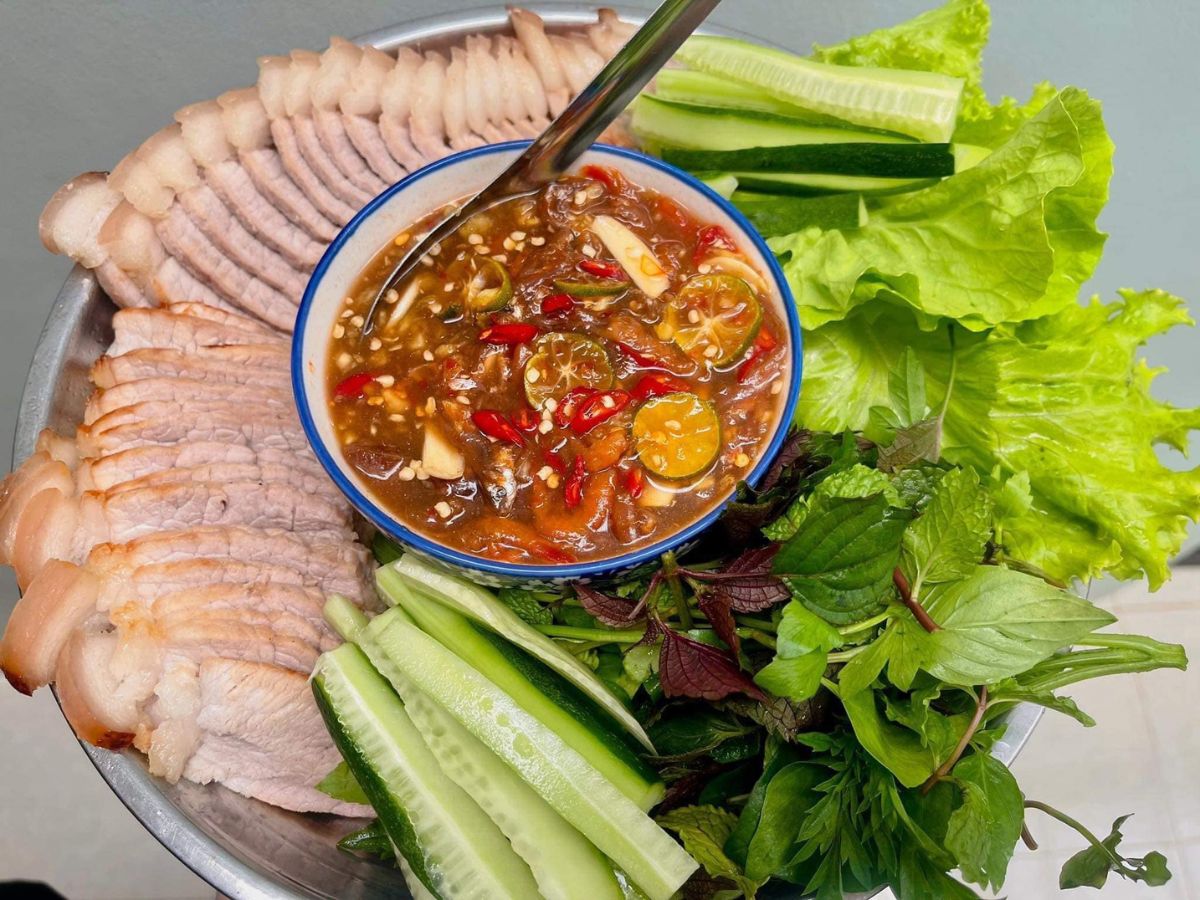 Ăn trưa Tây Ninh mang đậm dấu ấn đất thánh với rau rừng, bò tơ, mắm chua đậm vị.