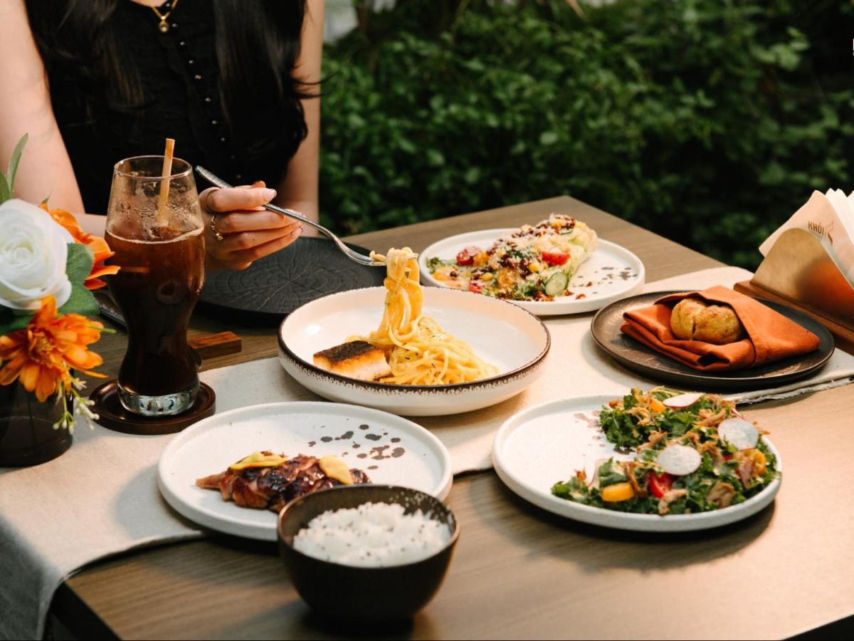 游客选择山景餐厅享用晚餐，欣赏夜幕下的西宁