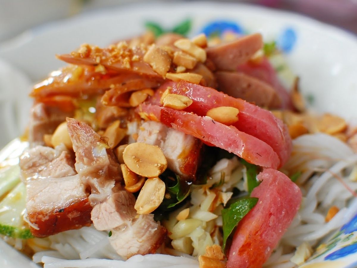 柚子春卷 Tây Ninh 是一种独特的街头小吃，带有圣地独特的风味