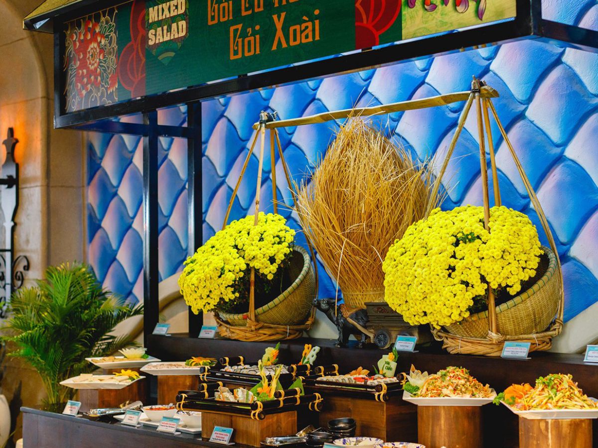 云山自助餐厅坐落在巴登山的山腰，提供适合家庭的各种美食。