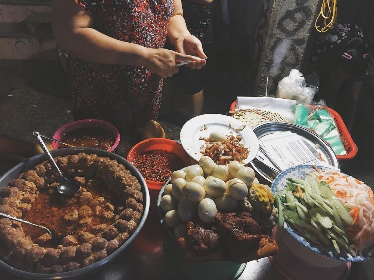 在泰宁步行街区享用夜市美食。