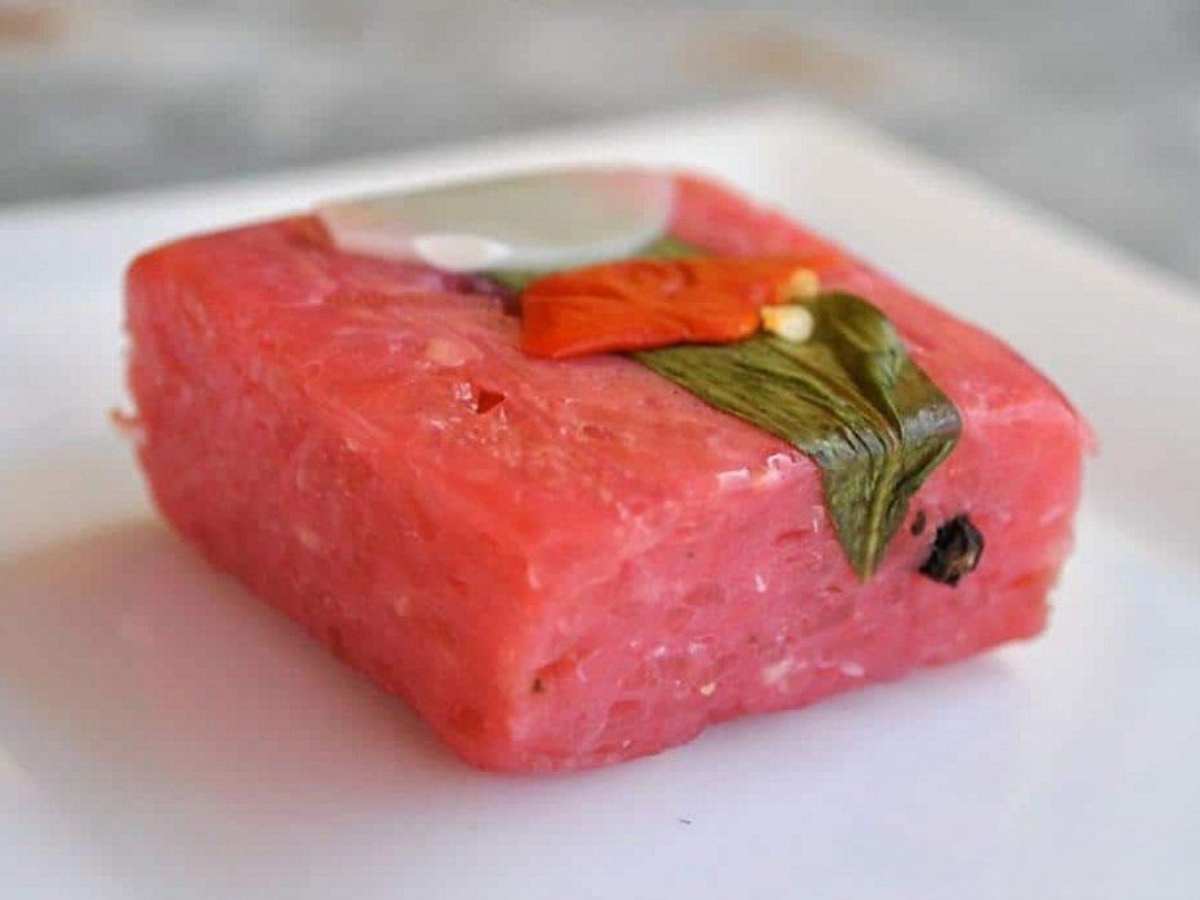 柚子春卷 (Yòuzi chūnjuǎn) 是西宁 (Xīníng) 一道有趣的菜肴