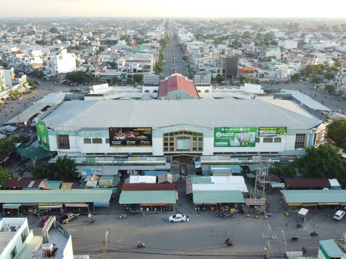 龙华市场 (Cho Long Hoa) 是一个又大又有名气的市场