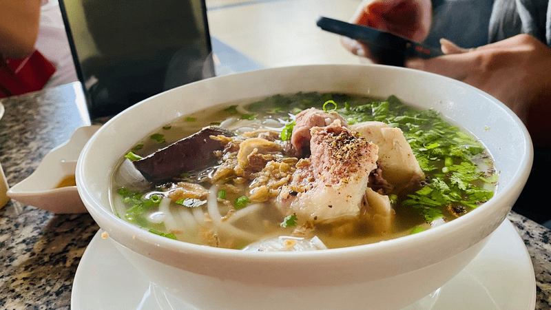 美味的 banh canh 吸引了众多食客。