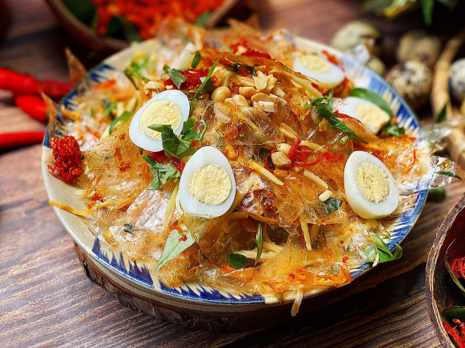 Bánh tráng trộn có hương vị đậm đà với nhiều topping đi kèm.