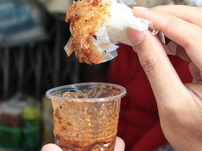 Bánh tráng me cay là sự hòa quyện giữa bánh tráng và sốt me.