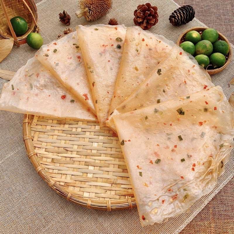 Món bánh tráng dẻo cay có màu đỏ nhạt đặc trưng của gai vị tẩm ướp