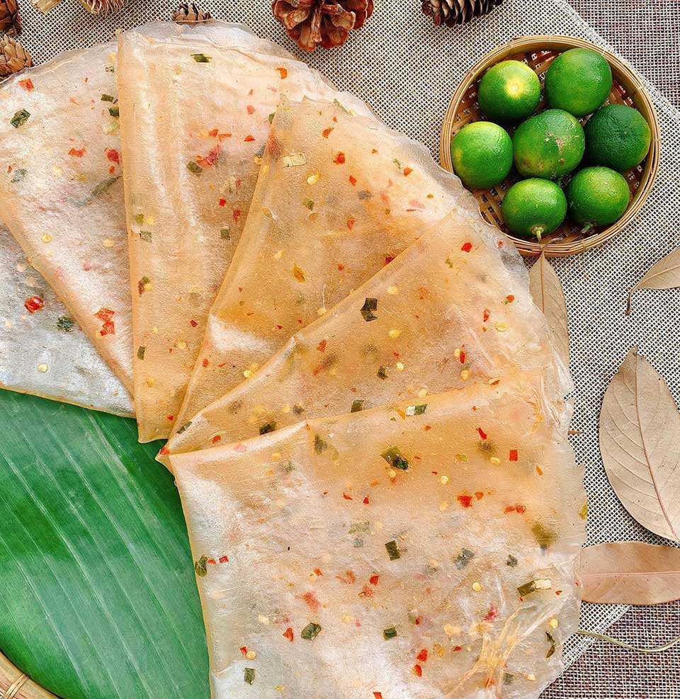 Bánh tráng dẻo cay là món ăn vặt được giới trẻ ưa thích