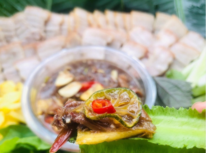 Các gia vị hòa quyện với nhau tạo nên nét đặc trưng cho mắm chua Tây Ninh