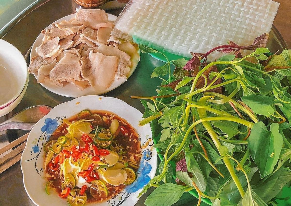 Quán nổi bật với mắm chua thơm ngon, thu hút thực khách.